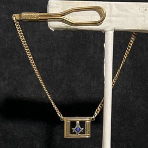 Vintage Swank Gold Tone Free Masons Tie Bar With Curb Chain (3926)
